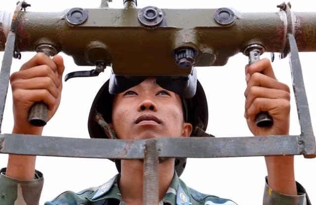 Đo xa, bám sát bắt mục tiêu.