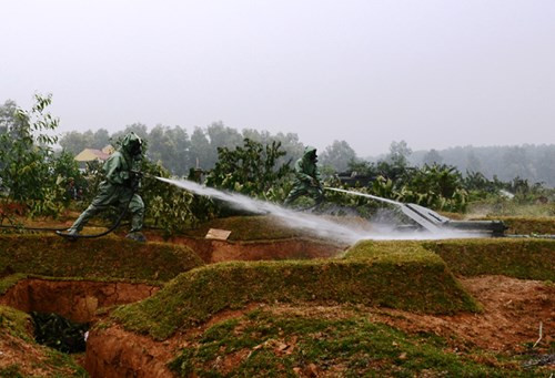 Lực lượng hóa học tiêu tẩy độc cho trang bị.