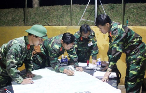 Từ ngày 1 đến 4/12, Sư đoàn 324 (Quân khu 4) tổ chức diễn tập chỉ huy cơ quan một bên 2 cấp ngoài thực địa, có một phần thực binh bắn đạn thật. Ảnh: Xử lý tình huống trên bản đồ.