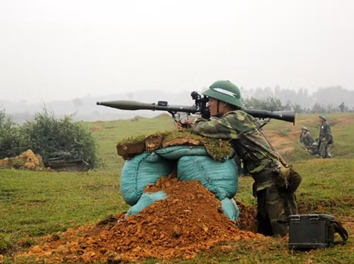 Chiến sĩ sử dụng súng B41 sẵn sàng tiêu diệt mục tiêu.