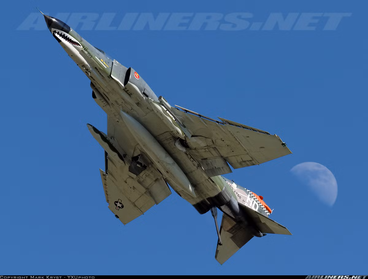 Trong suốt nhiều năm, QF-4 đã được sử dụng để thử nghiệm các cuộc bắn thử hàng loạt công nghệ tên lửa và máy bay thế hệ mới dành cho Không quân Mỹ. Điển hình là các vụ thử tên lửa AIM-120 được bắn đi từ máy bay tiêm kích F-35. Nguồn ảnh: Airlines.net