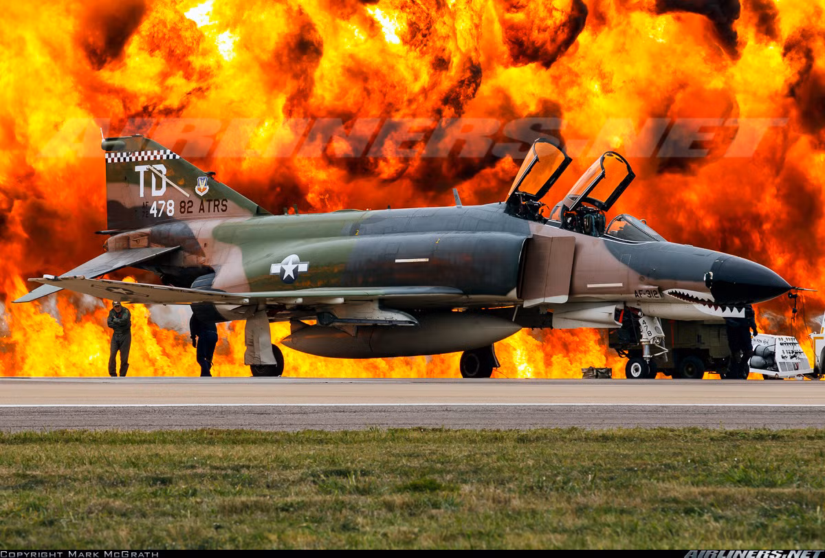 F-4 Phantom II được cho là một trong những máy bay chiến đấu phản lực thành công nhất trong lịch sử nước Mỹ. Tổng cộng hơn 5.000 chiếc đã được công ty McDonnell sản xuất từ 1958-1981 cho Không quân - Hải quân - Thủy quân lục chiến Mỹ cùng các nước đồng minh. Đến nay vẫn còn 5 quốc gia trên thế giới sử dụng F-4 Phantom II. Nguồn ảnh: Airlines.net