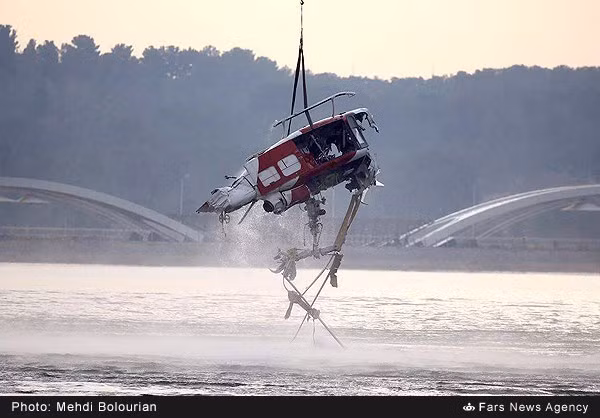 Theo hãng tin ABC News, vụ tai nạn trực thăng xảy ra vào hôm 6/12. Thời điểm xảy ra vụ việc, trên máy bay đang chở 8 người, 6 người đã được cứu thoát trong khi hai phi công tử vong. Nguồn ảnh: Fars