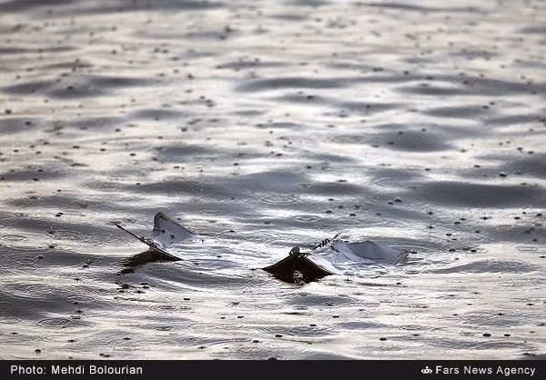 Một mảnh xác trực thăng Bell còn sót lại trên mặt nước. Nguồn ảnh: Fars