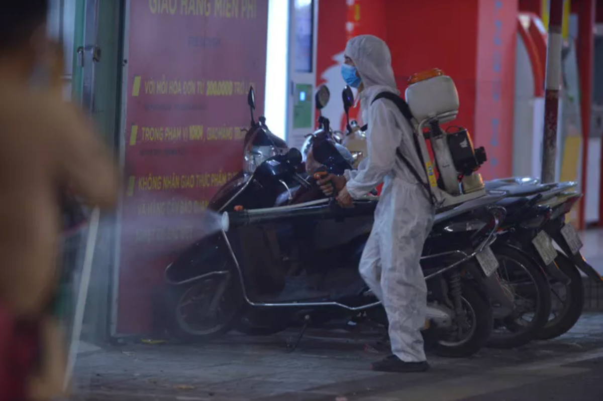 Big C Thang Long bat ngo dong cua som, phun khu khuan toan bo TTTM-Hinh-5