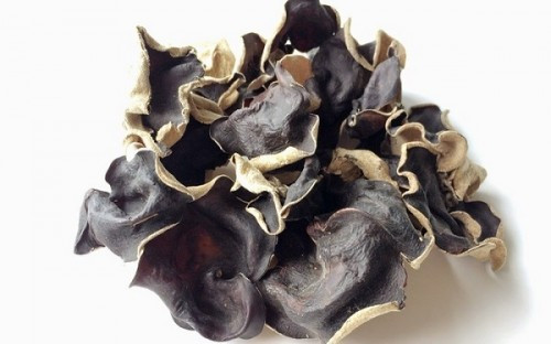 Các loại nấm Một số nghiên cứu cho thấy đại đa số các loại nấm đều có tác dụng chống ung thư rất tốt, ví dụ như mộc nhĩ đen. Mộc nhĩ đen có chứa các thành phần như: lecithin, cephalin, plasmalogen và phosphatidyl serin, axit nucleic… có tác dụng hạ thấp hàm lượng cholesterol trong gan, ngăn ngừa sự tích tụ mỡ và huyết khối ở động mạch.