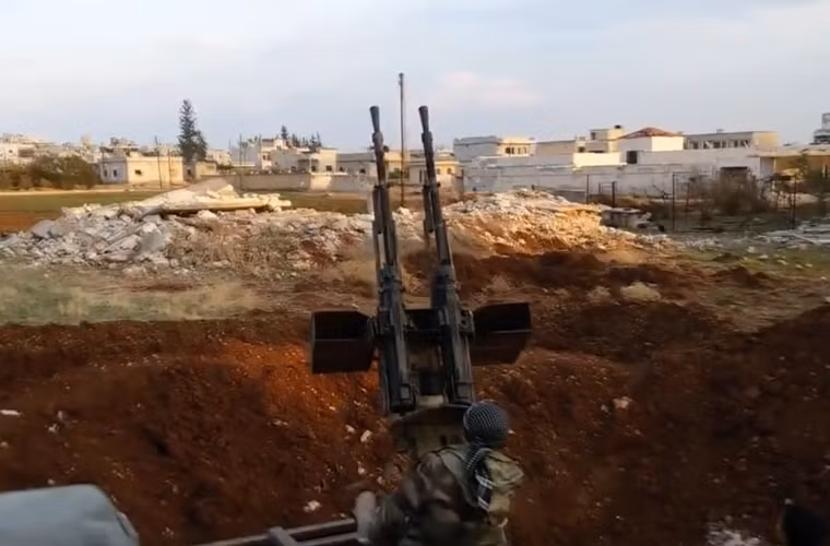 Các hình ảnh được lấy ra từ clip độ phân giải cao do các chiến binh phiến quân IS quay lại tại thành phố (có thể là Aleppo) ở Syria cho thấy sự bất lực của quân khủng bố trước sức mạnh Không quân Nga.