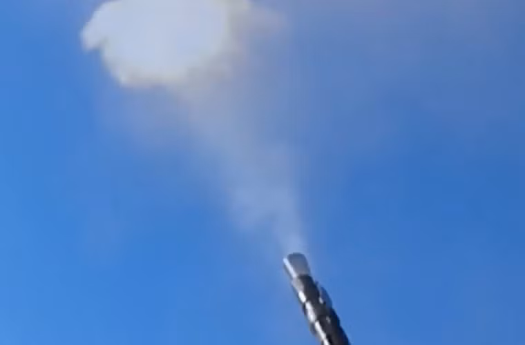 Bắt đầu phun mưa đạn trong tiếng reo hò của đồng bọn.