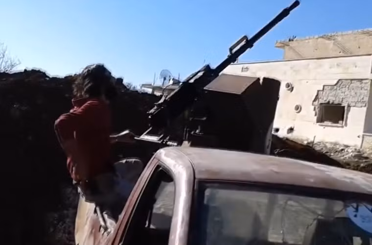 Hỏa lực phòng không mặt đất của phiến quân IS chủ yếu gồm súng máy 12,7mm gắn trên xe bán tải để cơ động.