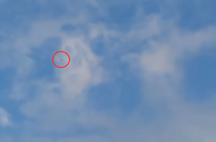 Trong đoạn clip, máy bay Nga liên tục quần đảo không kích…