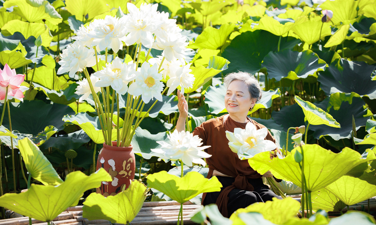 Cụ bà U80 chụp ảnh cùng hoa sen khiến dân mạng trầm trồ Cu ba U80 chup anh cung hoa sen khien dan mang tram tro