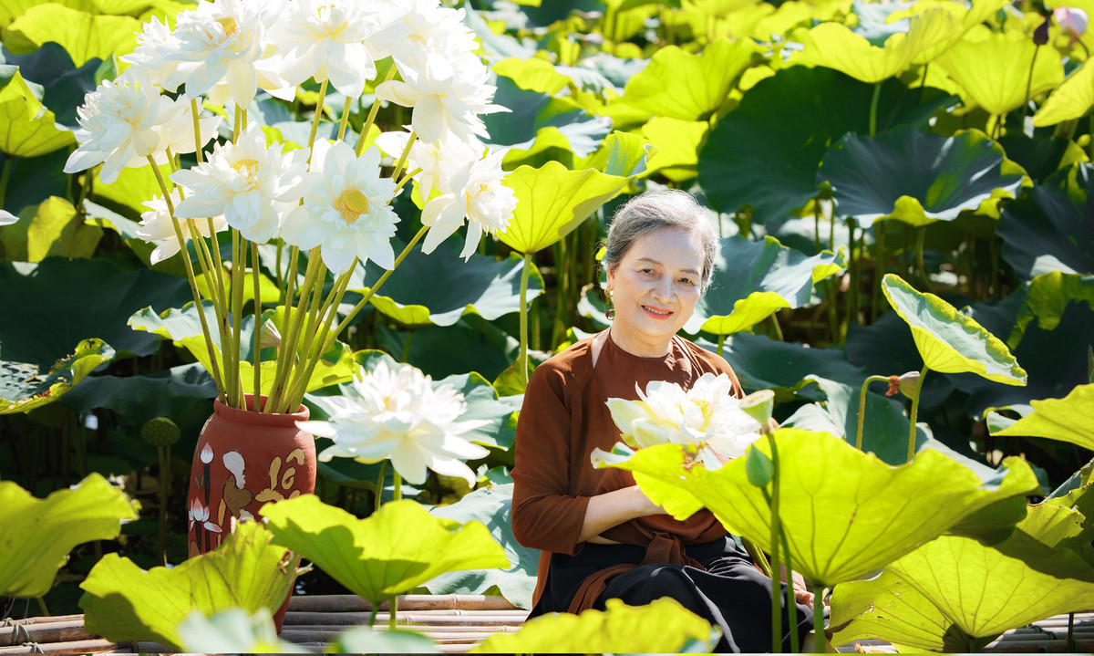 Cụ bà U80 chụp ảnh cùng hoa sen khiến dân mạng trầm trồ - Hình 2 Cu ba U80 chup anh cung hoa sen khien dan mang tram tro-Hinh-2