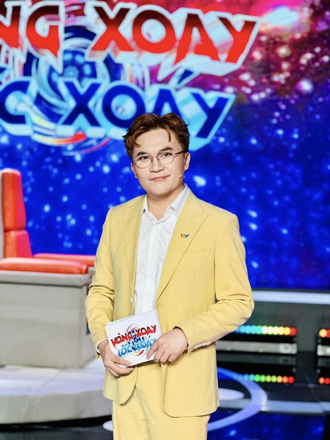 MC Dai Nghia tuoi 46 chua vo con, song trong biet thu cung dien