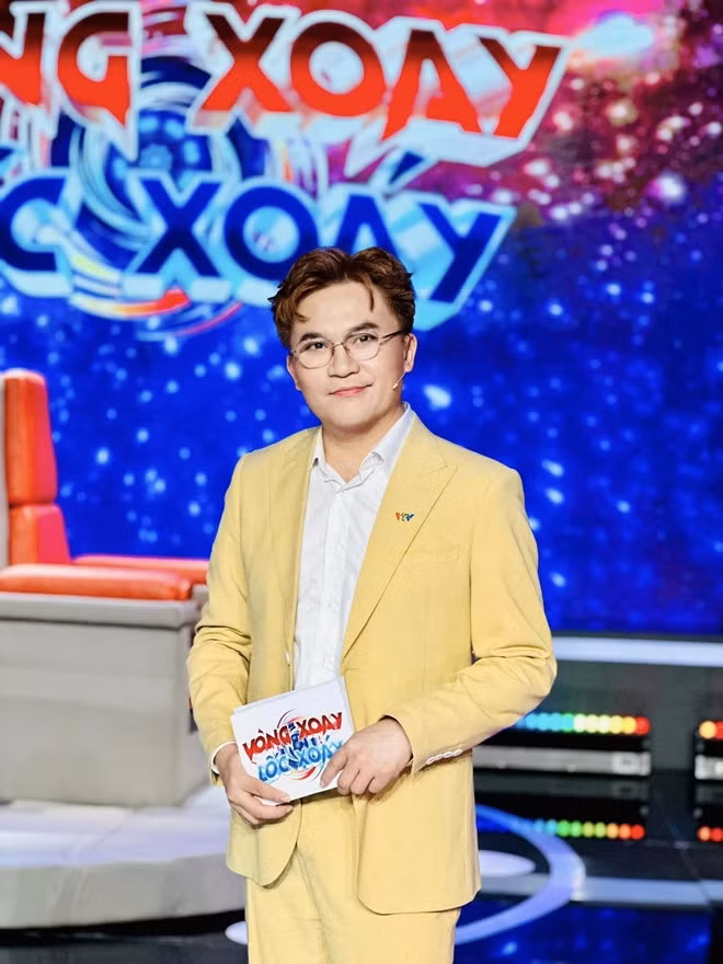 MC Dai Nghia tuoi 46 chua vo con, song trong biet thu cung dien