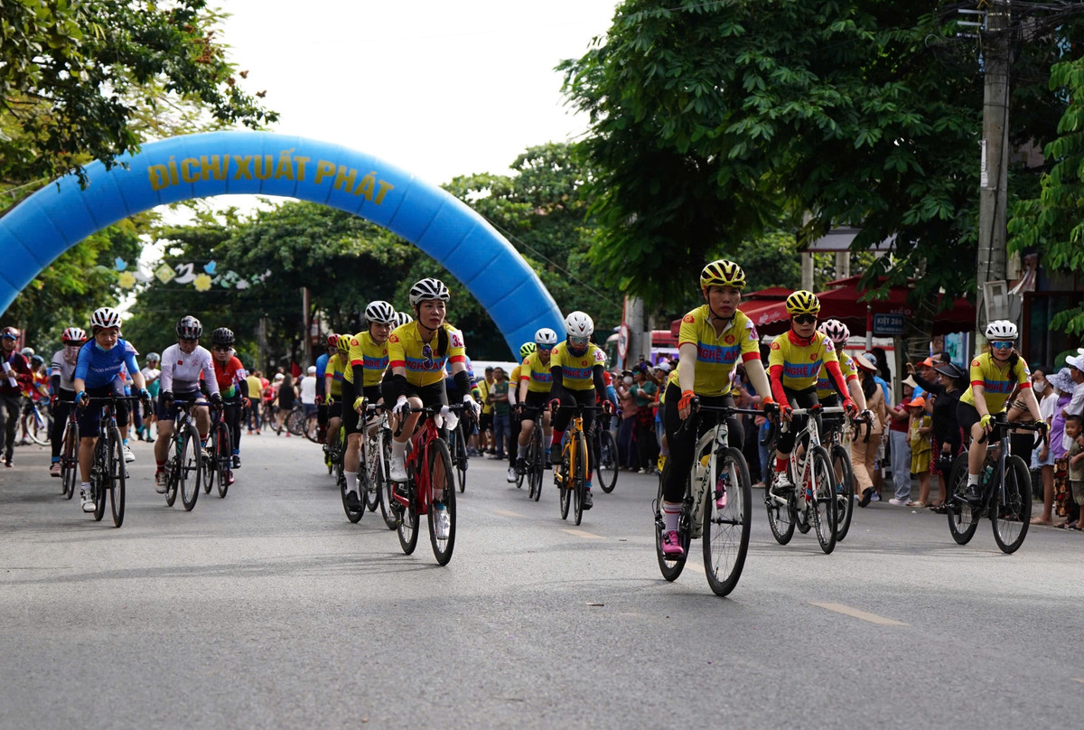 Quang Tri: Khoi tranh giai dua xe dap “Diem den hoa binh”-Hinh-2