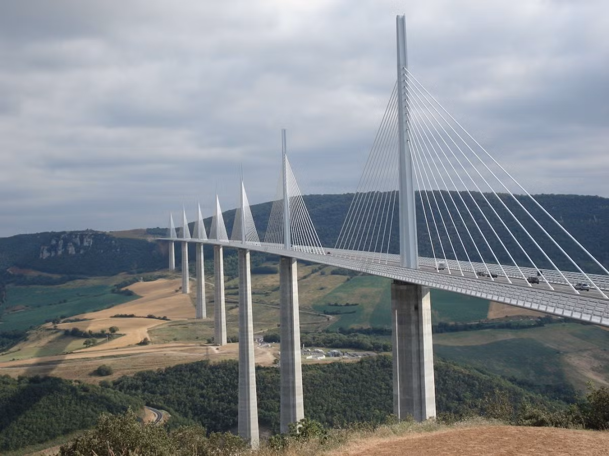 Cầu cạn Millau là cây cầu dây cạn cao nhất thế giới với tổng chiều dài 2.460 m