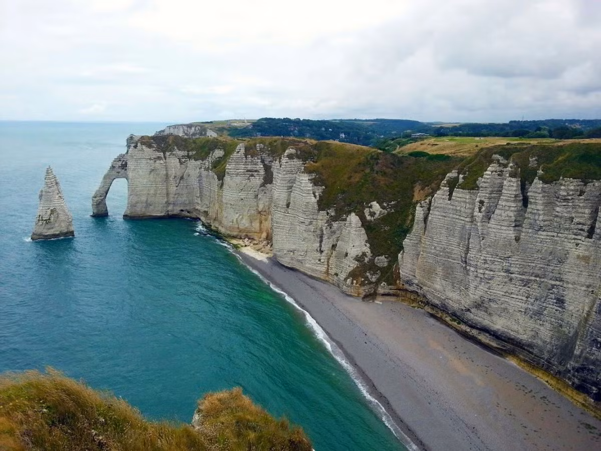 Étretat là thị trấn duyên hải nhỏ nhắn ở vùng Normandy, phía Bắc nước Pháp. Étretat chưa được nhiều người biết đến nhưng bất cứ cứ ai đặt chân tới đây cũng bị mê hoặc bởi vẻ đẹp như chốn thiên đường.