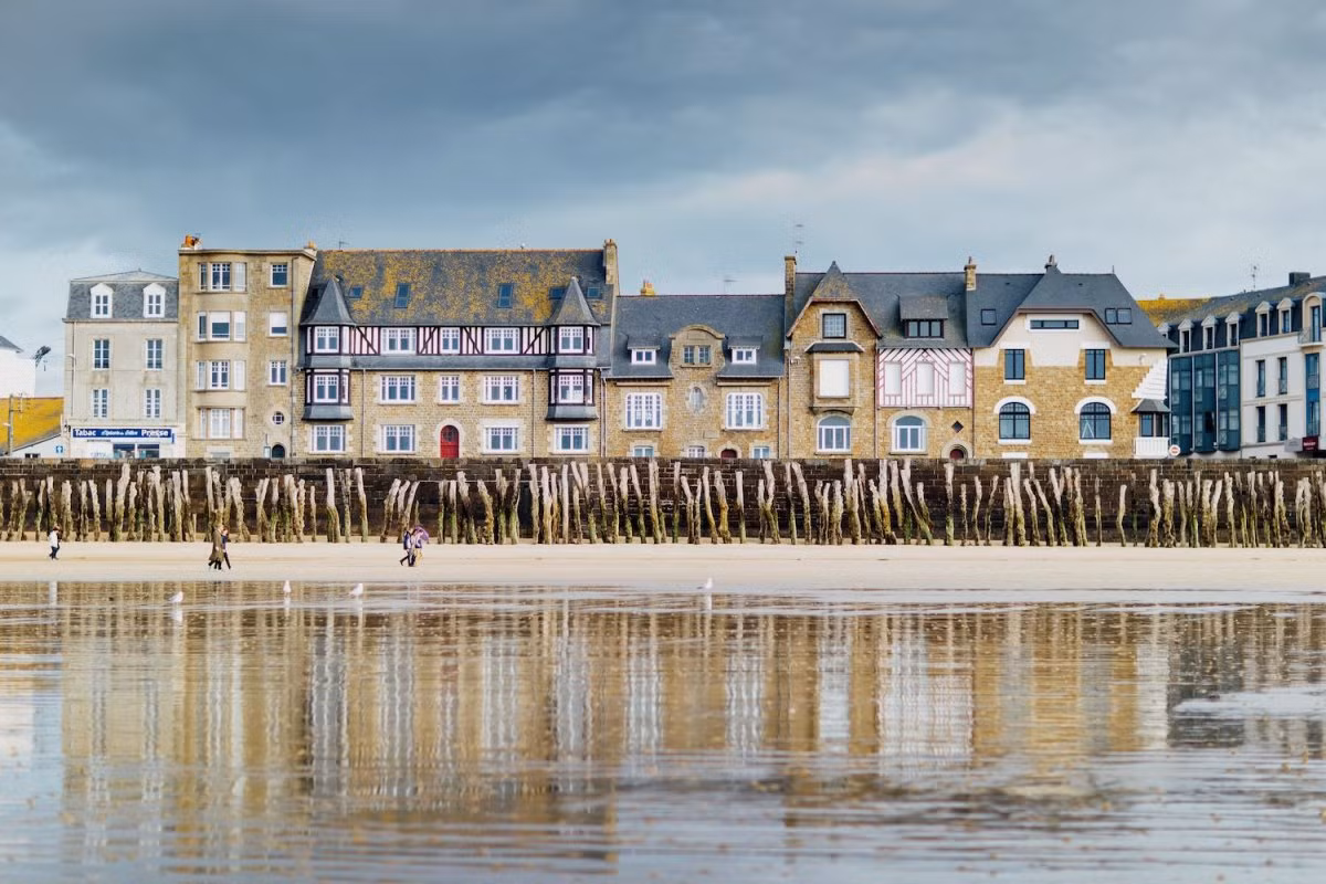 Thành phố ven biển Saint-Malo ấn tượng với những bức tường đá cổ kính từ thế kỷ 12. Tới đây, du khách được ngắm nhìn những bãi biển rộng lớn và dòng nước xanh thăm thẳm.