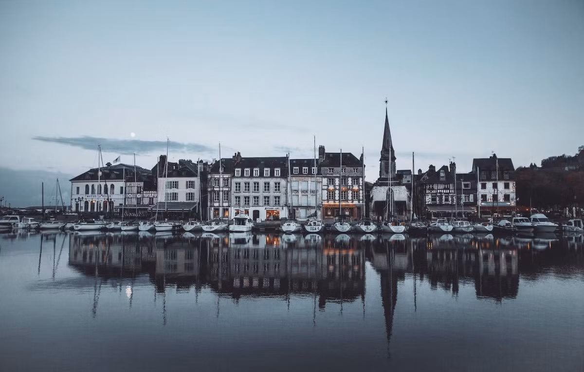 Thị trấn Honfleur nằm trên dòng sông Seine nổi tiếng từ những năm 1800 bởi vẻ đẹp thơ mộng.