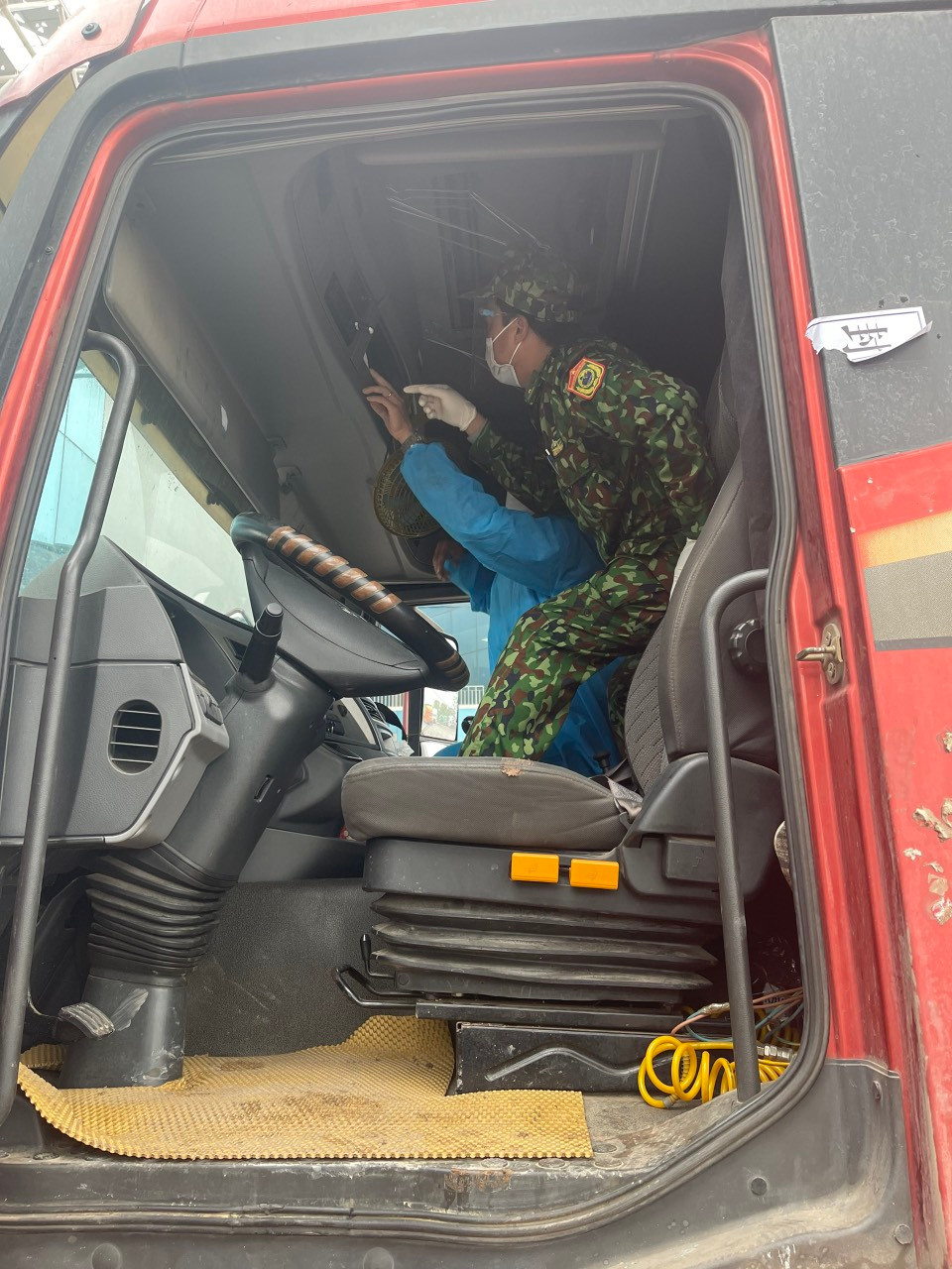 Mo lai cua khau Mong Cai: Moi ngay co hon 200 luot thong quan-Hinh-3