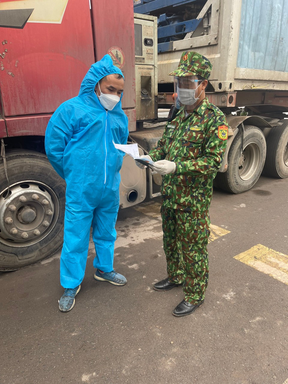 Mo lai cua khau Mong Cai: Moi ngay co hon 200 luot thong quan-Hinh-4