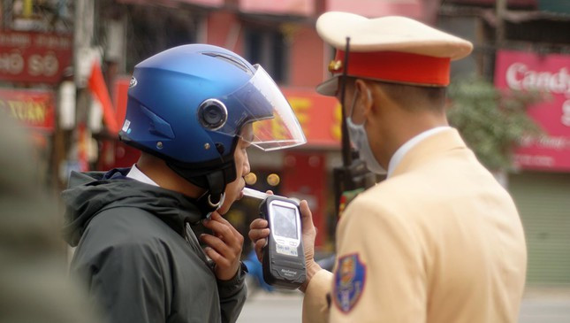 Thiếu tá Nguyễn Duy Tú - cán bộ Đội CSGT đường bộ số 10 cho biết, trên tuyến QL21 có lượng phương tiện tham gia giao thông rất đông, nhiều người khi thấy lực lượng chức năng đã quay đầu bỏ chạy. Do đó, tổ công tác bố trí chốt chặn kiên quyết xử lý nghiêm các trường hợp vi phạm.