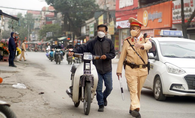 Đối với các trường hợp người điều khiển xe máy vi phạm nồng độ cồn bị xử phạt tới 8 triệu đồng, tước giấy phép lái xe tới 24 tháng và giữ xe 7 ngày.