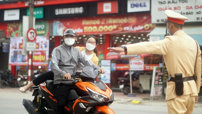 Chiều 25/1, tổ công tác Đội CSGT đường bộ số 10 (Phòng CSGT Hà Nội) triển khai xử lý vi phạm giao thông trên QL21 (Hà Đông, Hà Nội), chỉ trong thời gian ngắn nhiều trường hợp vi phạm bị lập biên bản xử lý.