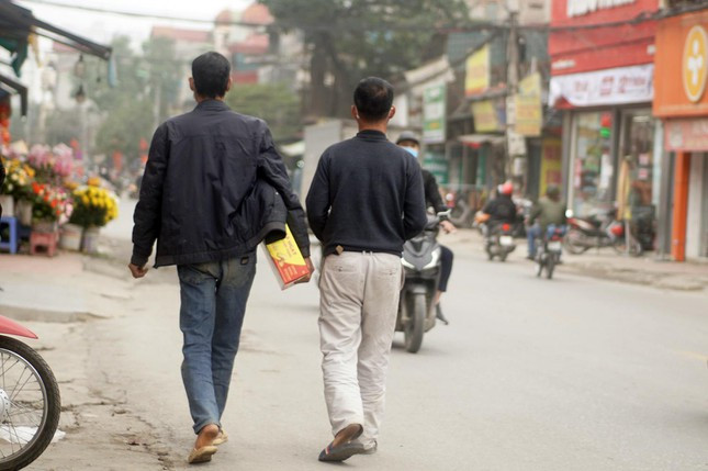 Nam tài xế tên L. trú tại Hà Nội sau khi dừng xe kiểm tra, thổi vào máy đo nồng độ cồn cho kết quả 0,284 mg/l. Anh L. phân trần, do hôm nay là ngày "tiễn" ông Công ông Táo nên có ăn cơm ở nhà và sử dụng rượu bia.