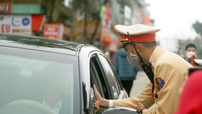 Còn ông T. (trú tại Hà Đông, Hà Nội) điều khiển xe máy chở theo người khác không đội mũ bảo hiểm bị dừng xe kiểm tra và vi phạm 0,108 mg/l. Lý do ông T. uống rượu cũng như trường hợp của anh L. nêu trên.