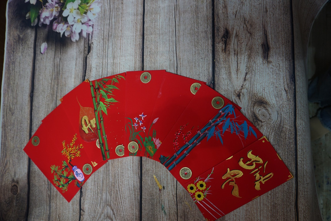 Khi hoàn thành, bộ sản phẩm của anh Đạt đã được nhiều người đón nhận. Cuộc sống hiện đại, con người ngày càng hướng tới những điều mới mẻ hơn mà quên mất nét đẹp cổ điển dần bị mai một, kể cả những chiếc bao lì xì cũng bị “cải biên, nâng cấp” khác biệt.