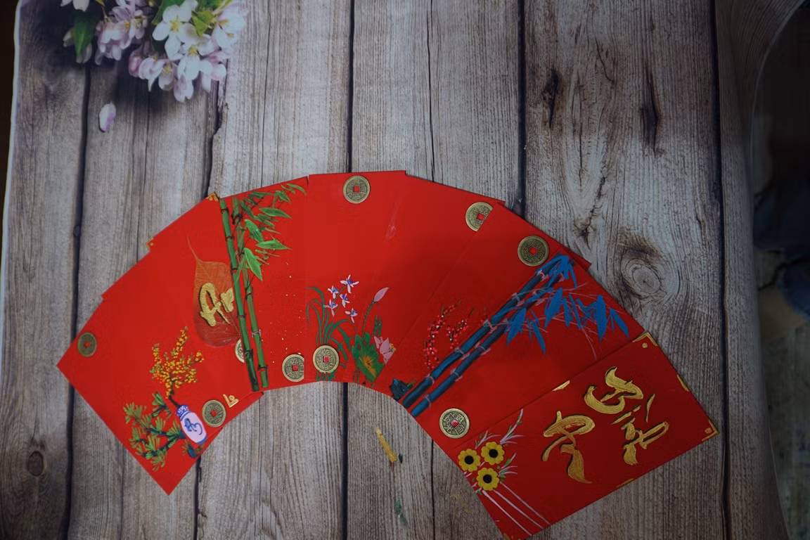 Khi hoàn thành, bộ sản phẩm của anh Đạt đã được nhiều người đón nhận. Cuộc sống hiện đại, con người ngày càng hướng tới những điều mới mẻ hơn mà quên mất nét đẹp cổ điển dần bị mai một, kể cả những chiếc bao lì xì cũng bị “cải biên, nâng cấp” khác biệt.