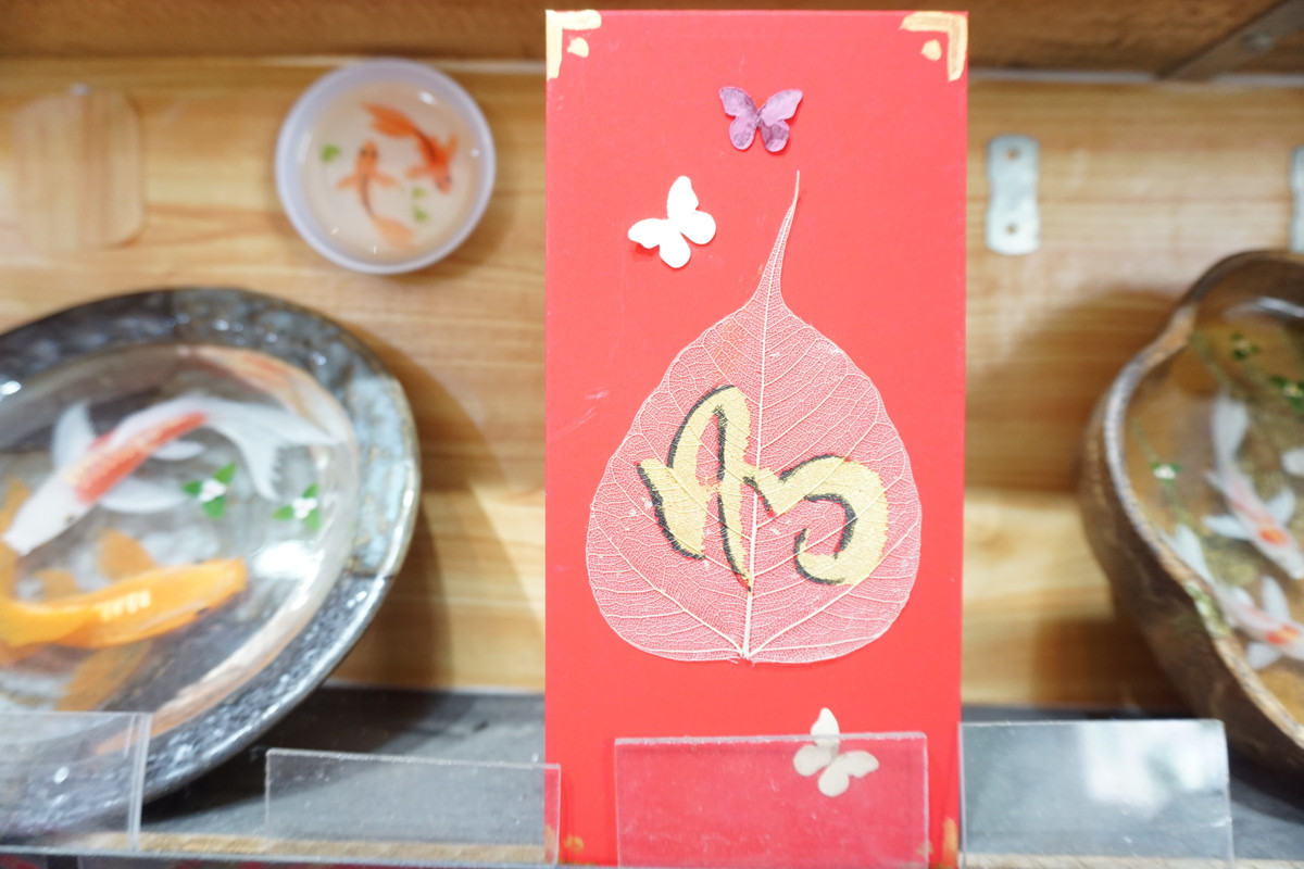 Thậm chí, anh còn tận dụng những sản phẩm handmade. Nói về ý nghĩa của chiếc bao lì xì anh tự sáng tạo ra, anh Đạt cho hay: “Màu đỏ của chiếc bao lì xì tượng trưng cho màu như ý, cát tường, thịnh vượng trong suốt cả năm. Đó cũng được coi là màu của niềm hy vọng và sự may mắn. Người được nhận lì xì luôn tin rằng những phong bao này sẽ đem lại hạnh phúc và tài lộc trong suốt cả năm”.