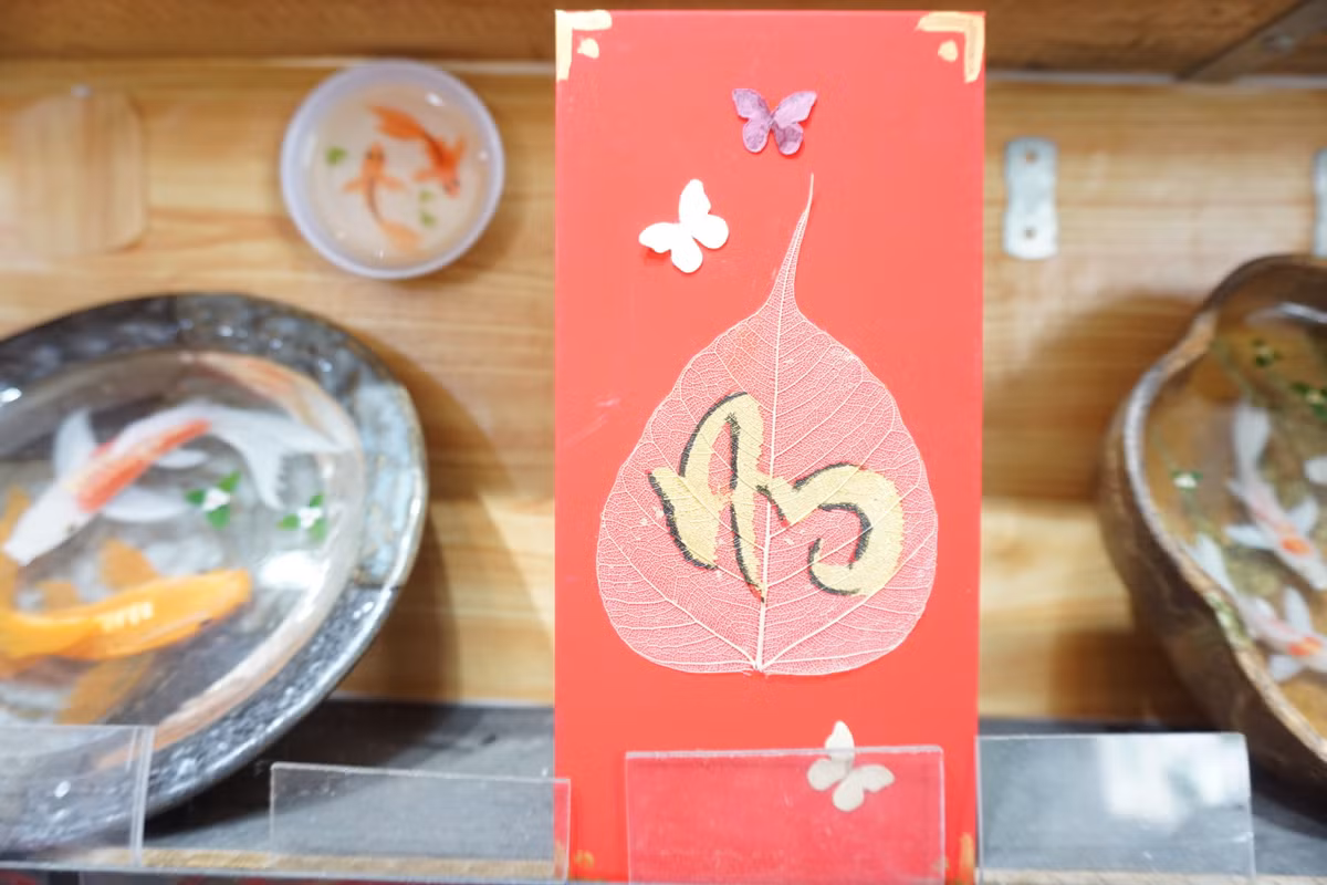 Thậm chí, anh còn tận dụng những sản phẩm handmade. Nói về ý nghĩa của chiếc bao lì xì anh tự sáng tạo ra, anh Đạt cho hay: “Màu đỏ của chiếc bao lì xì tượng trưng cho màu như ý, cát tường, thịnh vượng trong suốt cả năm. Đó cũng được coi là màu của niềm hy vọng và sự may mắn. Người được nhận lì xì luôn tin rằng những phong bao này sẽ đem lại hạnh phúc và tài lộc trong suốt cả năm”.