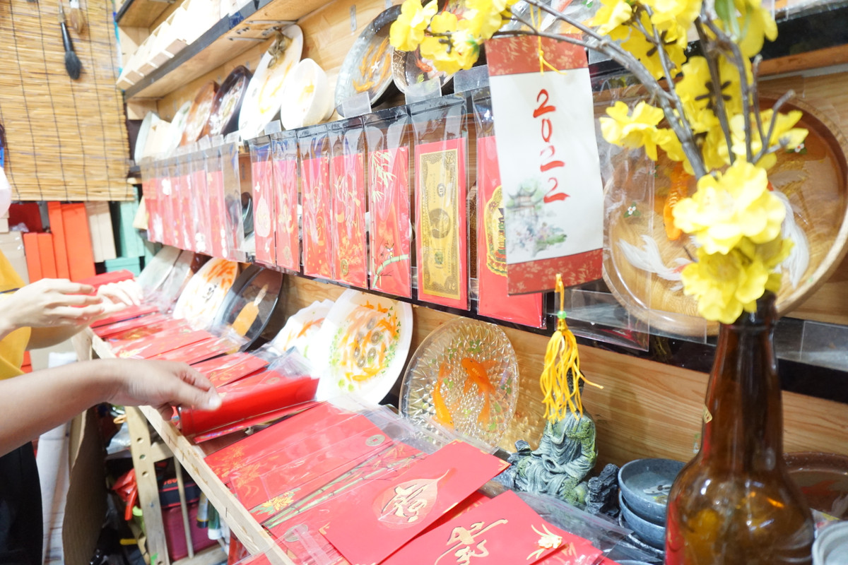 "Kết hợp bao lì xì với thư pháp được làm thủ công, dựa theo sở thích, ý nghĩa của từng người có thể là một sự ghép đôi vô cùng hợp lí", anh Đạt nói. Theo anh Đạt, người Việt thích được xin chữ đầu năm, cũng như xem việc nhận lì xì là việc hái lộc. Vì thế, nếu kết hợp bao lì xì với thư pháp được làm thủ công, dựa theo sở thích, ý nghĩa của từng người thì có thể là một sự ghép đôi vô cùng hợp lí.