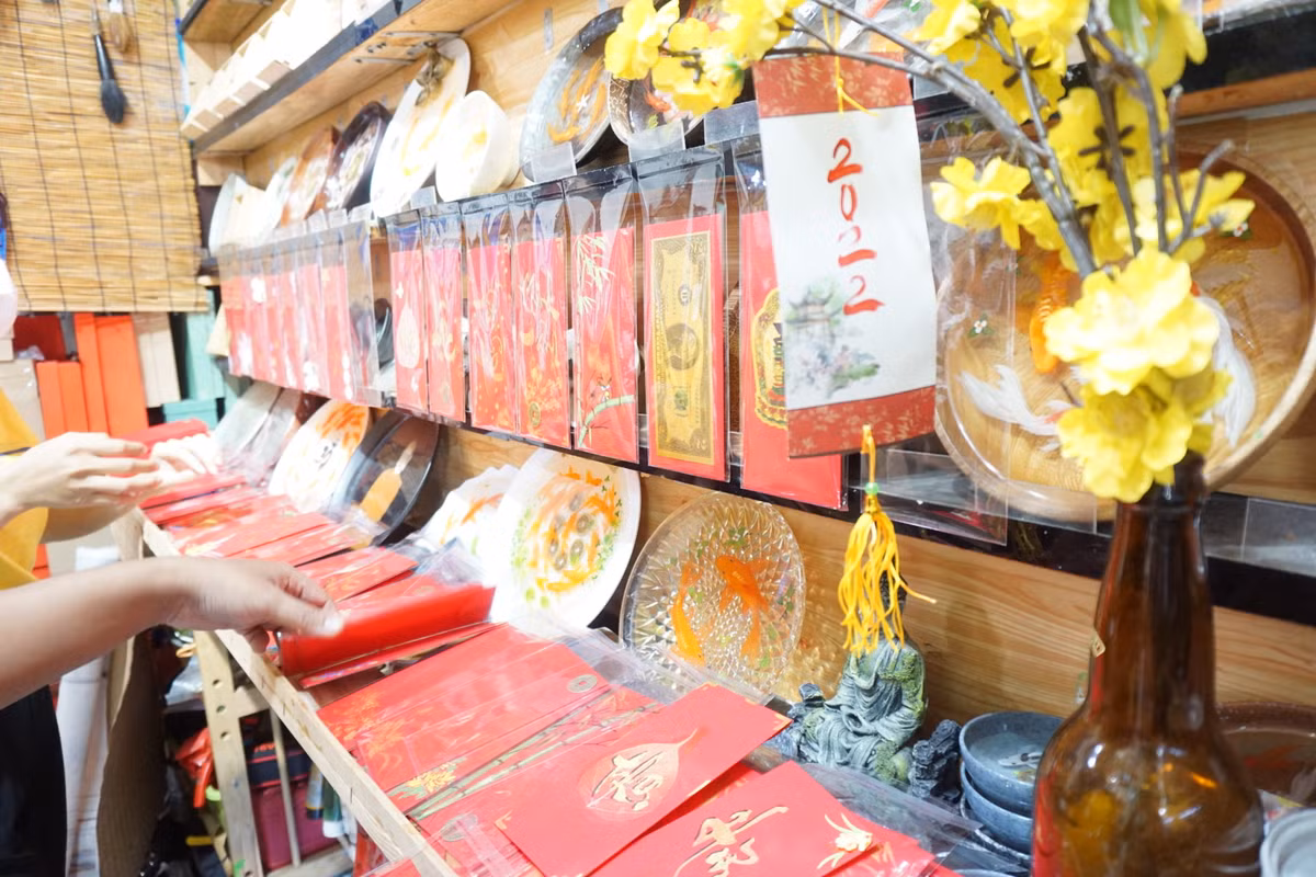 "Kết hợp bao lì xì với thư pháp được làm thủ công, dựa theo sở thích, ý nghĩa của từng người có thể là một sự ghép đôi vô cùng hợp lí", anh Đạt nói. Theo anh Đạt, người Việt thích được xin chữ đầu năm, cũng như xem việc nhận lì xì là việc hái lộc. Vì thế, nếu kết hợp bao lì xì với thư pháp được làm thủ công, dựa theo sở thích, ý nghĩa của từng người thì có thể là một sự ghép đôi vô cùng hợp lí.