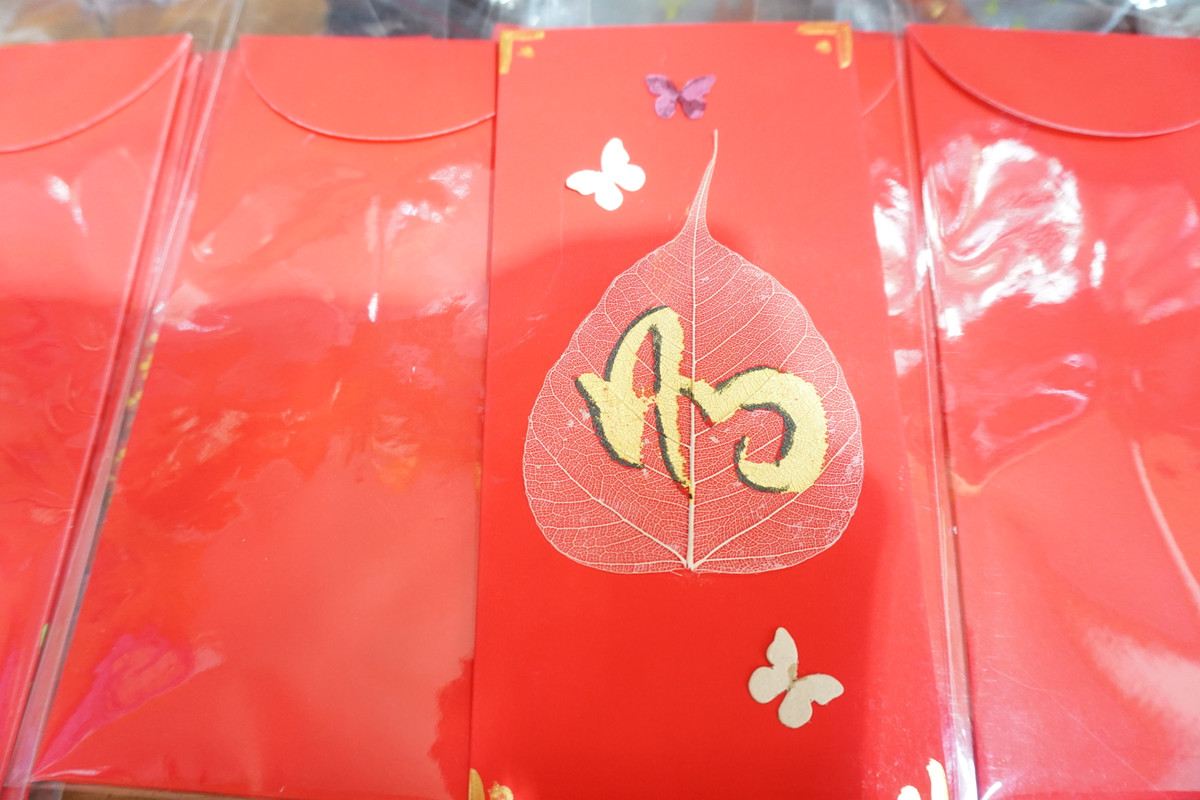 Có những bao lì xì trang trí rất giản dị, tận dụng những sản phẩm handmade. Nhận thấy vẻ đẹp mộc mạc ấy đang dần bị mai một, nghệ nhân Nguyễn Tấn Đạt (ngụ quận 3, TP. HCM) đã nảy ra ý tưởng thiết kế bao lì xì thủ công kết hợp với chữ thư pháp.