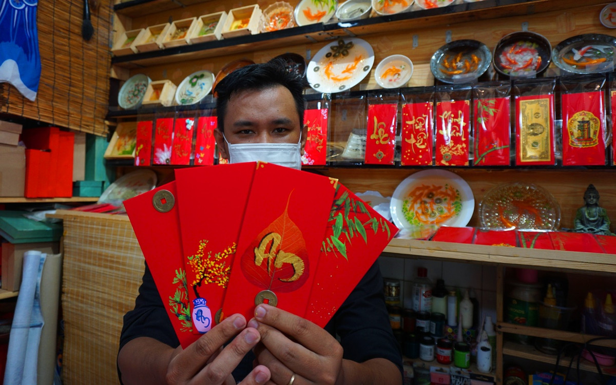 Phúc, Lộc, Thọ, Bình an...là những cụm từ rất phổ biến anh Đạt đã sử dụng trong bộ sản phẩm bao lì xì của mình. Hơn nữa, tiền lì xì theo chữ Hán là Lợi thị. Cụm từ này có ý nghĩa là được tiền. Do đó, tiền lì xì là tiền đem lại cái may mắn, điều lành, điều tốt cho trẻ em dịp đầu năm. Phong bao còn tượng trưng cho sự kín đáo, không so bì hơn thua, tránh dẫn đến những xích mích không đáng có.