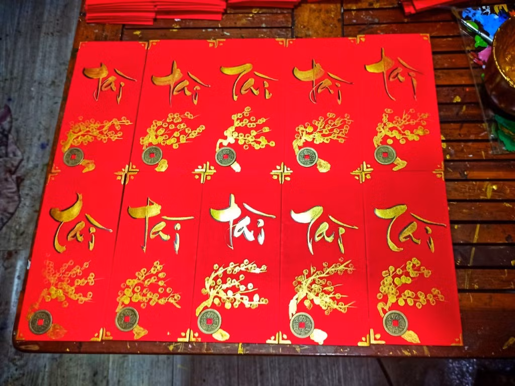 “Màu đỏ của chiếc bao lì xì tượng trưng cho màu như ý, cát tường, thịnh vượng trong suốt cả năm. Theo quan niệm truyền thống, bao lì xì thường có màu đỏ kết hợp với họa tiết trang trí màu vàng. Tuy nhiên, cuộc sống dần phát triển, các mẫu bao lì xì ngày càng trở nên đa dạng, không bị bó hẹp về kiểu dáng, thiết kế cũng như màu sắc. 