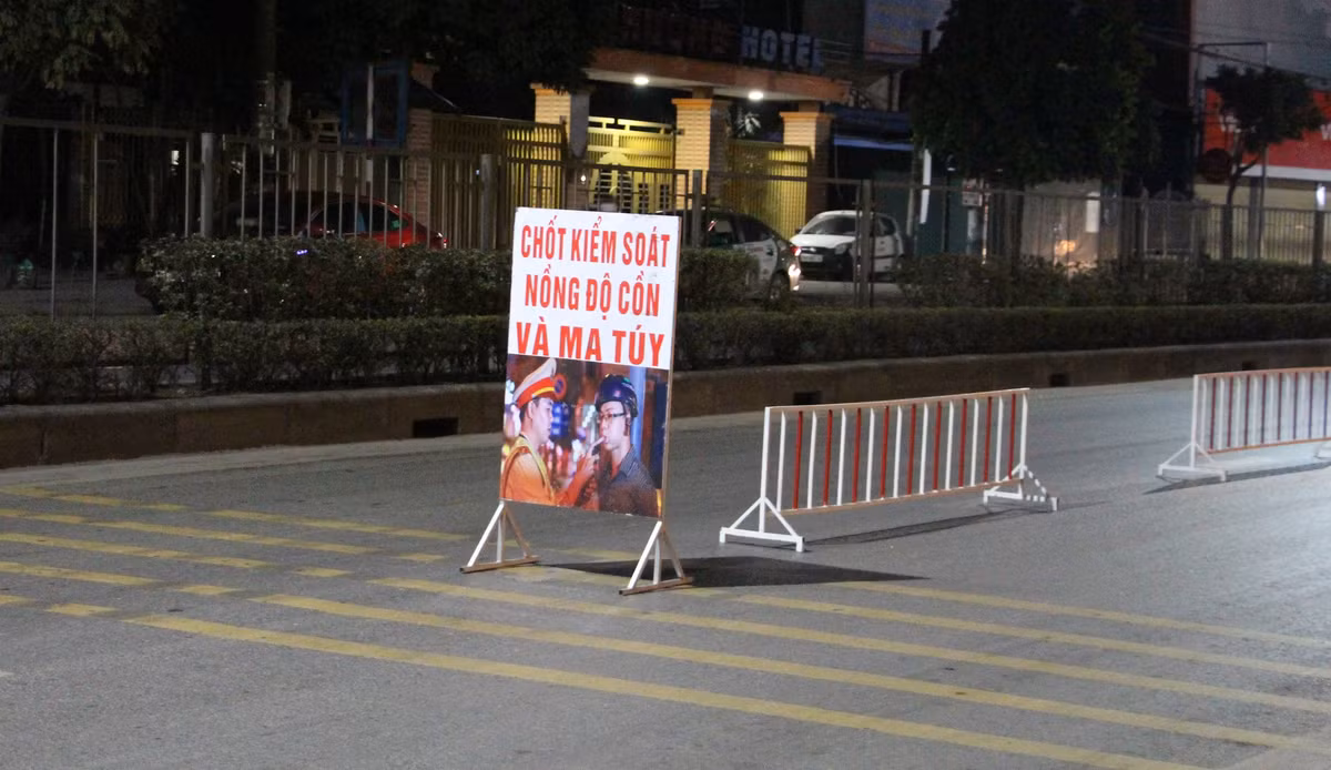 Các chốt kiểm tra nồng độ cồn có biển thông báo rõ ràng.