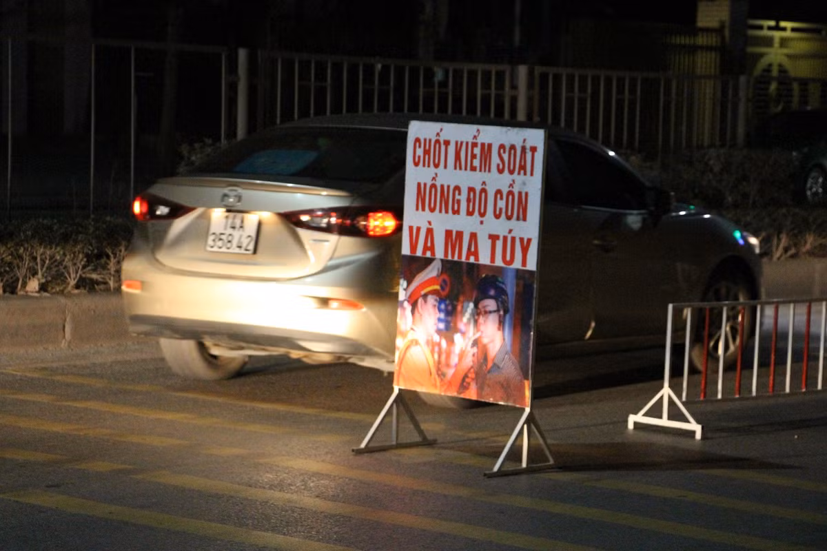 Một chốt kiểm tra nồng độ cồn và ma túy của tổ công tác.