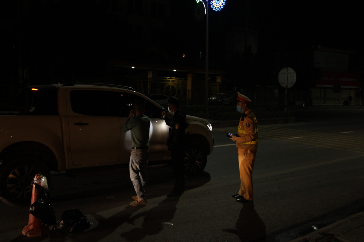 Một số người vi phạm đã tỏ thái độ chống đối, không hợp tác, không chấp hành hiệu lệnh của CSGT...