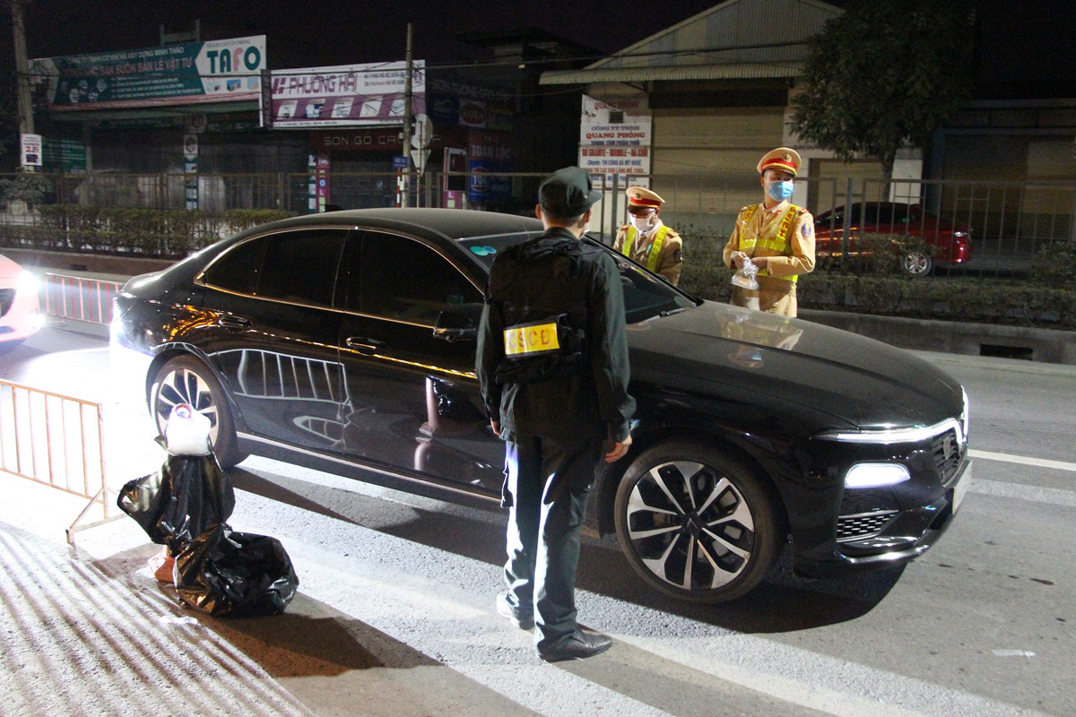 Trong quá trình tuần tra kiểm soát, Phòng CSGT đường bộ đường sắt Công an tỉnh Quảng Ninh đã phát hiện bắt giữ 16 vụ buôn lậu, gian lận thương mại bàn giao cho cơ quan chức năng xử lý theo quy định.