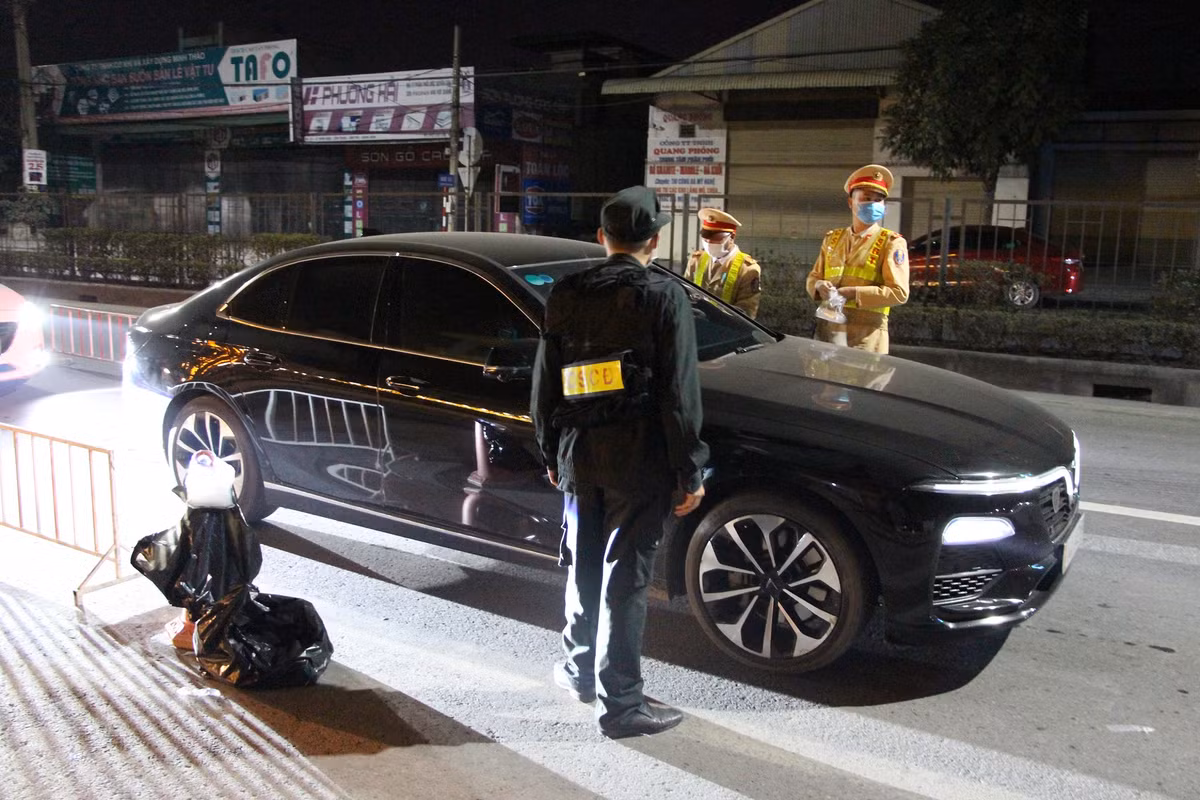 Trong quá trình tuần tra kiểm soát, Phòng CSGT đường bộ đường sắt Công an tỉnh Quảng Ninh đã phát hiện bắt giữ 16 vụ buôn lậu, gian lận thương mại bàn giao cho cơ quan chức năng xử lý theo quy định.