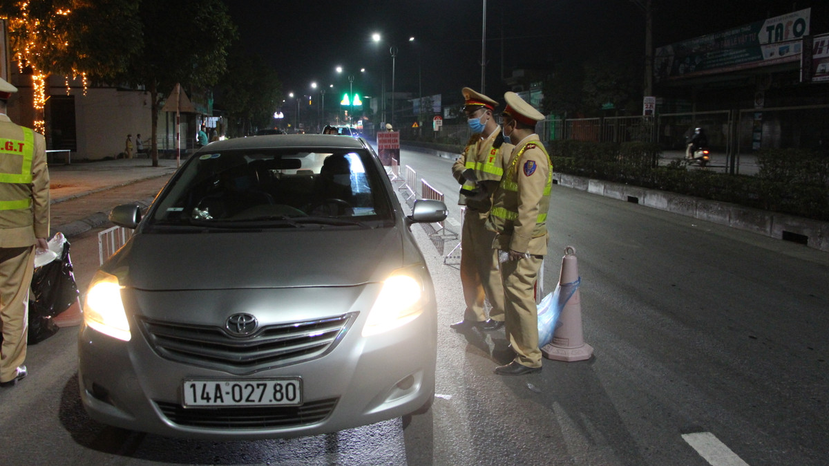 Ghi nhận của PV tại 1 chốt kiểm soát đêm 6/1, có khá nhiều trường hợp vi phạm nồng độ cồn...