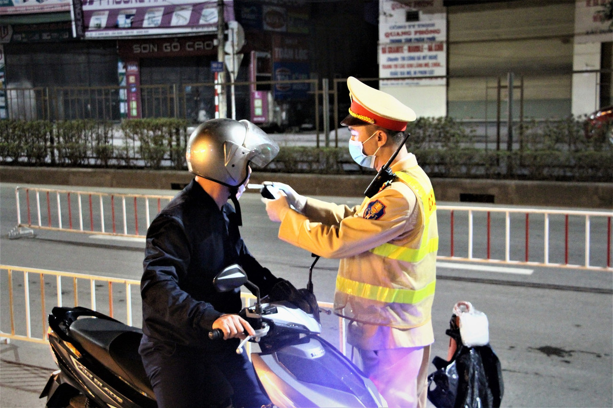 Thời điểm Tết rất nhiều người vi phạm nồng độ cồn, CSGT Quảng Ninh vừa kiểm tra vừa xử phạt và tuyên truyền.