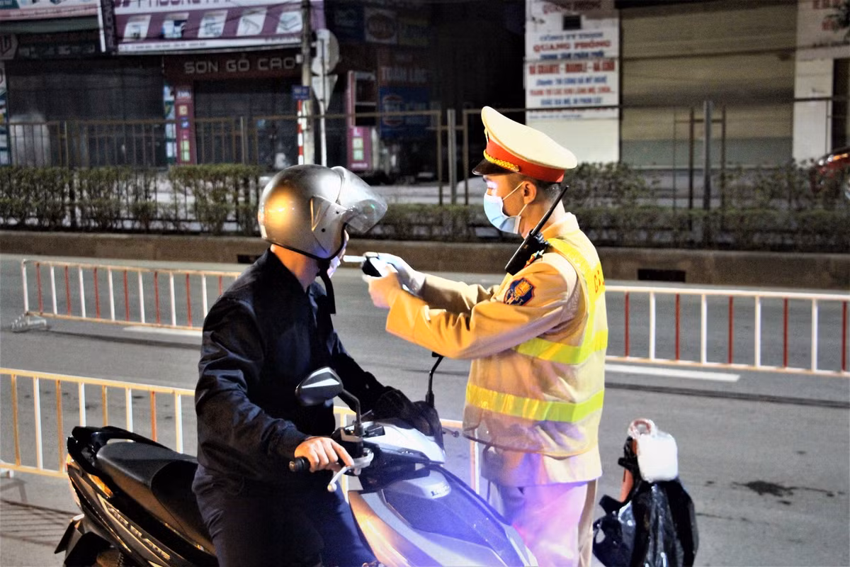 Thời điểm Tết rất nhiều người vi phạm nồng độ cồn, CSGT Quảng Ninh vừa kiểm tra vừa xử phạt và tuyên truyền.