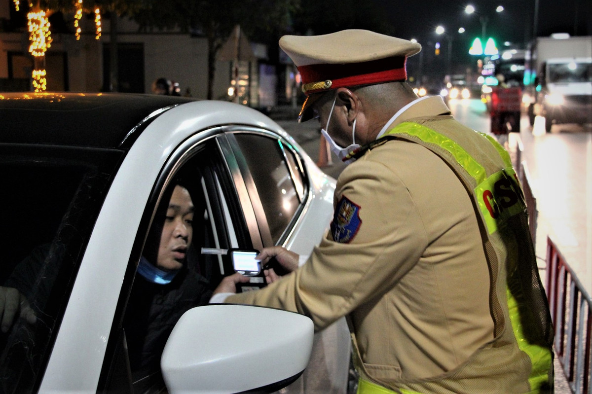 Trong tuần đầu thực hiện cao điểm trấn áp tội phạm, chỉ riêng Phòng CSGT đường bộ, đường sắt, Công an tỉnh Quảng Ninh đã kiểm tra xử lý 3.531 trường hợp vi phạm, phat tiền gần 2,6 tỷ đồng. Trong đó đã kiểm tra xử lý 144 trường hợp lái xe vi phạm quy định nồng độ cồn, phạt tiền gần 800 triệu đồng.