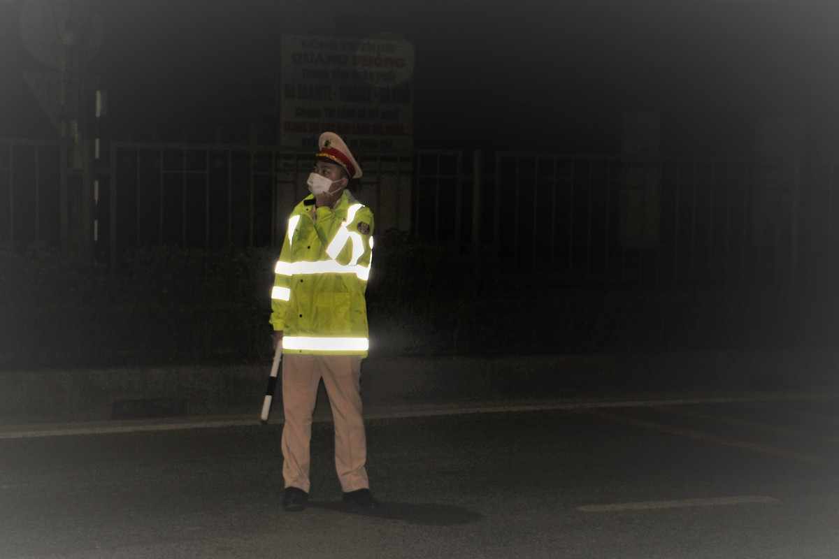 Nhằm đảm bảo an ninh - trật tự và an toàn giao thông, tổ công tác hoạt động suốt đêm.