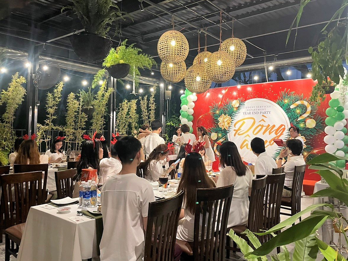 Nha hang o TP.HCM chay dua trong mua tiec tat nien